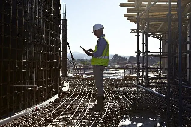 Engenheiro responsável fazendo anotações em uma obra